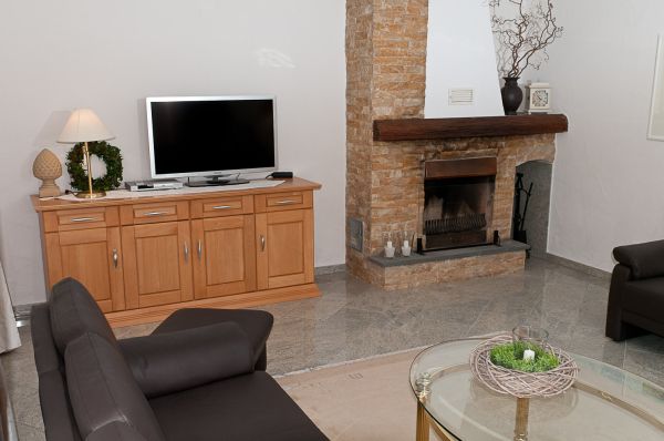 Ferienhaus Kratersee, Wohnzimmer mit Kamin