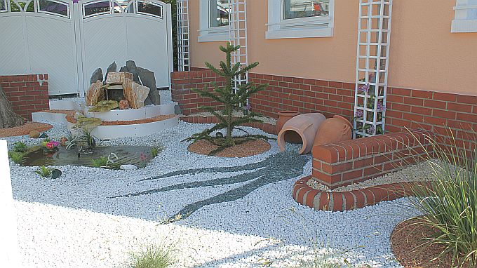 herrlich angelegter Kiesgarten mit kleinem Wasserfall
