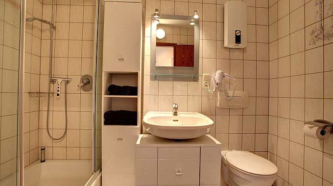 Bad mit Dusche und WC, zudem 2. Gäste WC