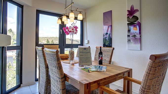Ferienwohnung Seeblick, Essecke mit Blick zum See