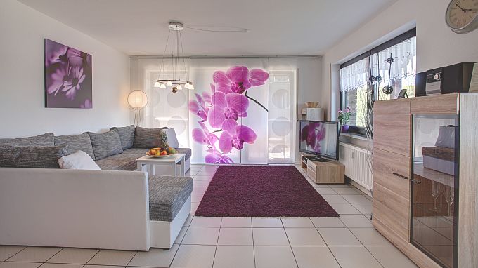 Hell und modern, Wohnraum mit zus. Schlafsofa