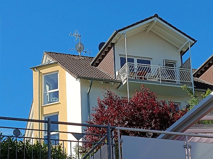 Ferienwohnung Traum-Seeblick, das Haus mit der Wohnung im Obergeschoss