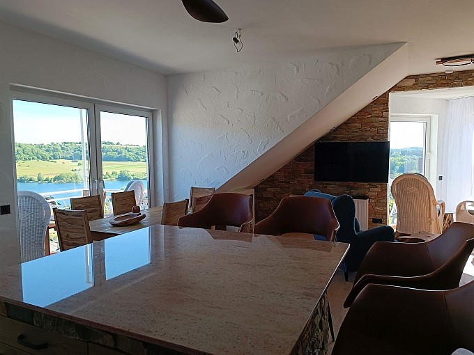 Ferienwohnung Traum-Seeblick, Blick von der Bar / Kücheninsel
