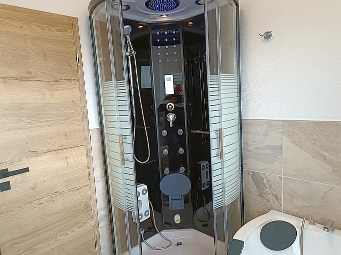 Ferienwohnung Traum-Seeblick, Dapfdusche mit Farbtherapie und Radio