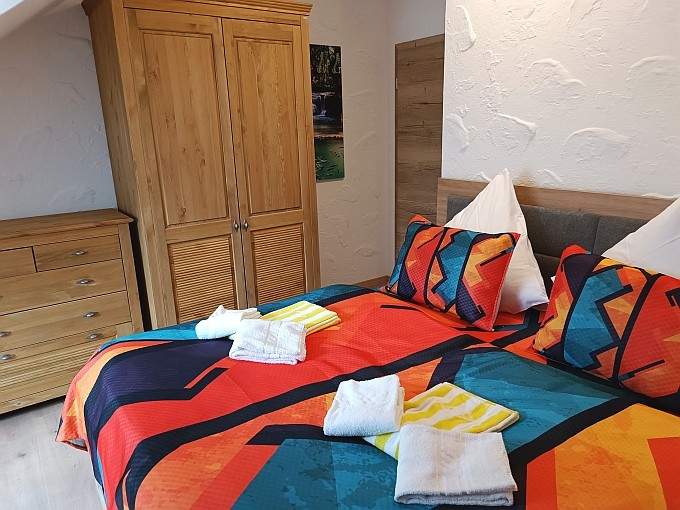 Ferienwohnung Traum-Seeblick, Schlafzimmer 1 mit zusätzlichem Sideboard