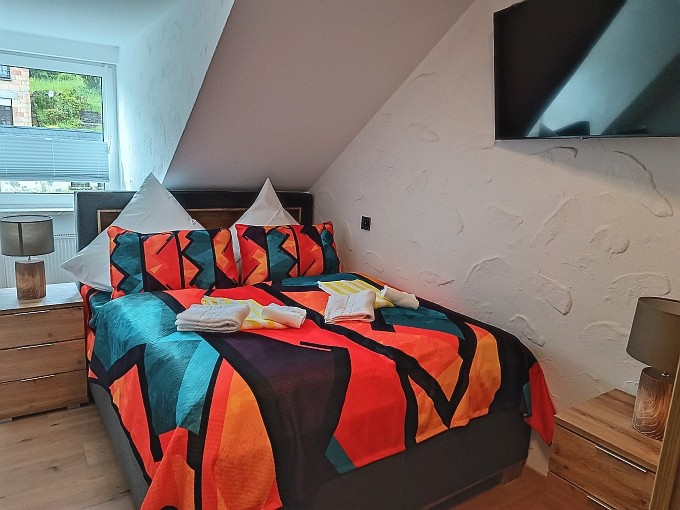 Ferienwohnung Traum-Seeblick, Schlafzimmer 1 mit 140 cm breitem Boxspringbett