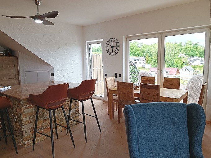 Ferienwohnung Traum-Seeblick, Kücheninsel mit Barhockern
