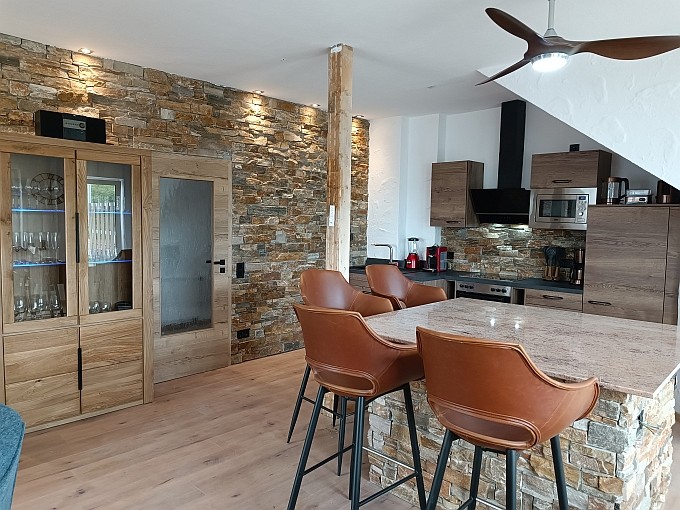 Ferienwohnung Traum-Seeblick, Küche mit Spülmaschine, Insel mit Bar, Vitrine mit LED Licht