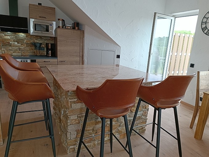 Ferienwohnung Traum-Seeblick, Kücheninsel und Bar mit 4 Barhockern