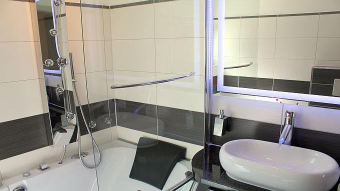 Bad mit LED Spiegel und Aufsatzwaschbecken