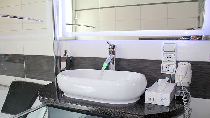 Fewo Maarhöhe, Bad mit Aufsatzwaschbecken