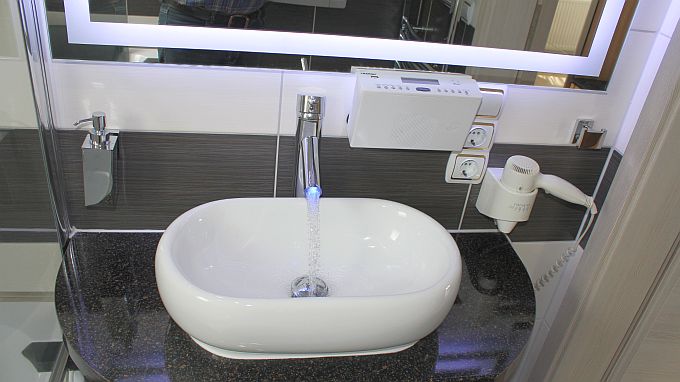 Ferienwohnung Maarhöhe, Radio und LED Armatur