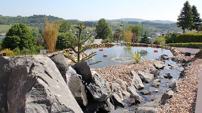 Blick auf den oberen Teich und den Zierkiesgarten