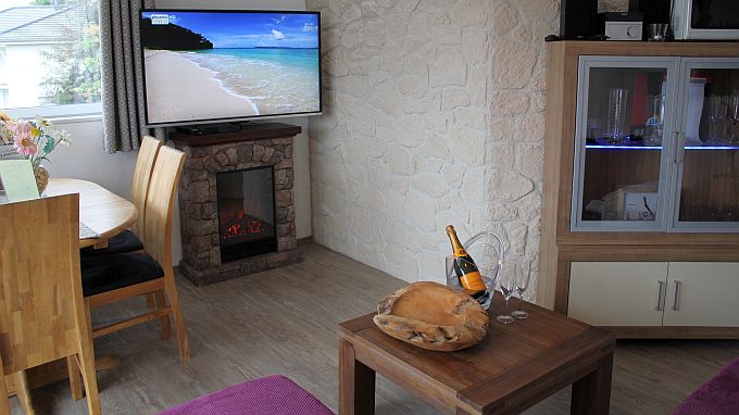 Maarhöhe, mit großem HD TV, Elektrokamin