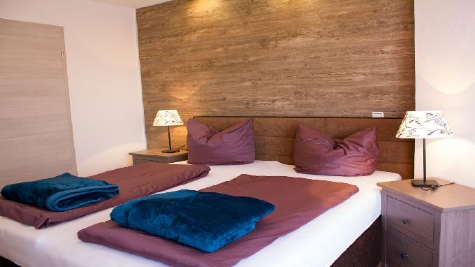 Schlafzimmer mit hochwertigem Boxspringbett