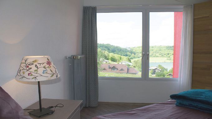 Seepanorama, Blick aus dem Bett auf den See
