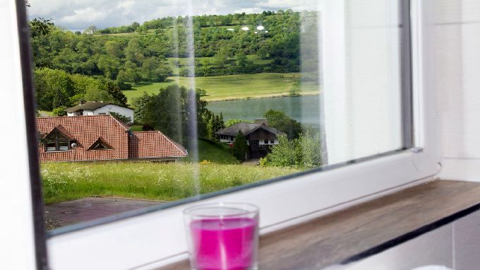 Sitzen Sie im Whirlpool und schauen Sie auf den See