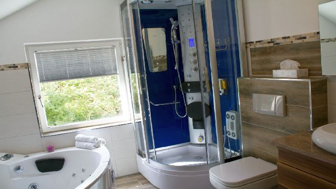 elegantes Bad mit Whirlpool, u. Dampfdusche