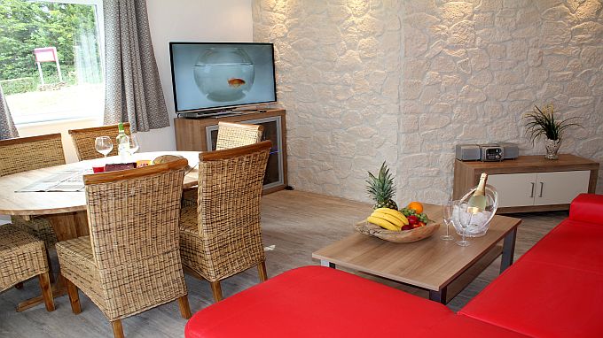 Ferienwohnung Maaridyll, helle Möbel