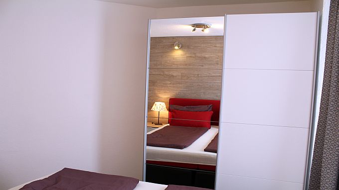 Schlafzimmer mit großen Spiegelschränken