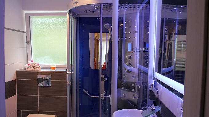 Ferienwohnung Maaridyll, Bad mit großem LED Spiegel