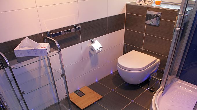 Bad mit Senk-WC, LED-Fliesenbeleuchtung