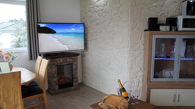 Mit Elektrokamin und großem HD Fernseher