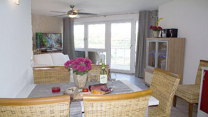 Ferienwohnung Maarpanorama, Essecke bis 6 Pers.