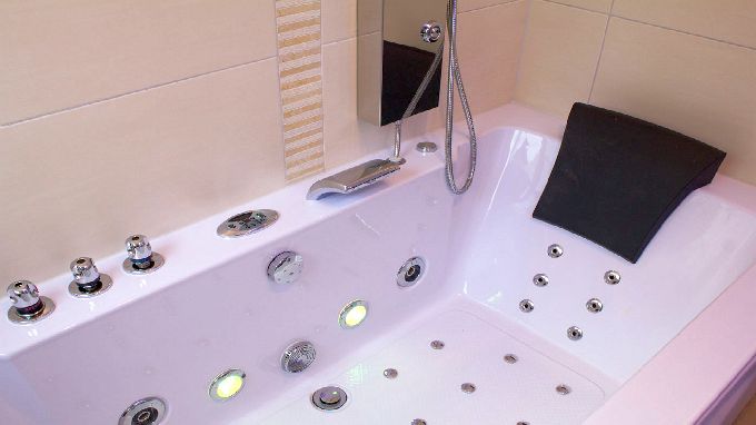Maarpanorama, mit Whirlpoolbadewanne