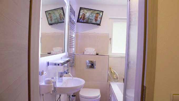 Ferienwohnung Maarpanorama, Bad mit TV/DVD