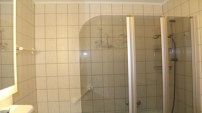 mit Badewanne und Duschvorrichtung