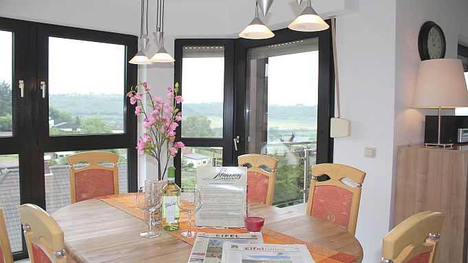 Ferienwohnung Seeblick II, Essecke mit Panoramablick