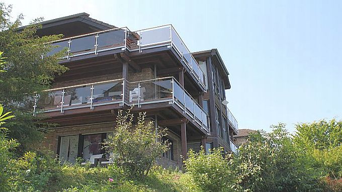 das Haus und die Wohnung mit Panoramabalkon