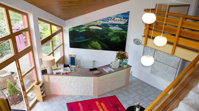 Maarberg Resort, Reception und Eingang