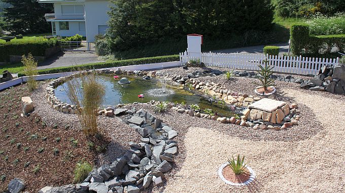Wasserlauf am Haus und Teich