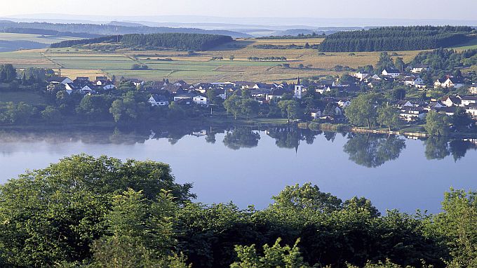 Der Ferienort Schalkenmehren mit See