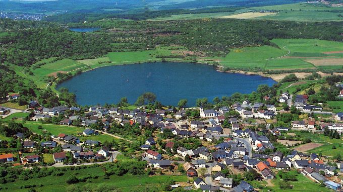 Der Ferienort Schalkenmehren mit See
