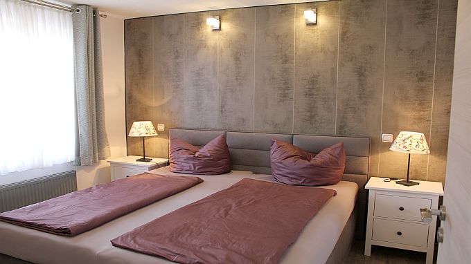 Schlafzimmer mit modernem Boxspringbett