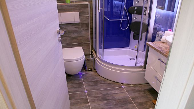 Apartment Seeidyll, Bad mit LED Fliesenbeleuchtung