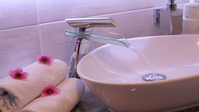 Apartment Seeidyll, modernes Aufsatzwaschbecken