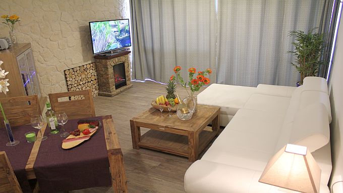 Sitzgarnitur, auch Schlafsofa, HD-TV groß