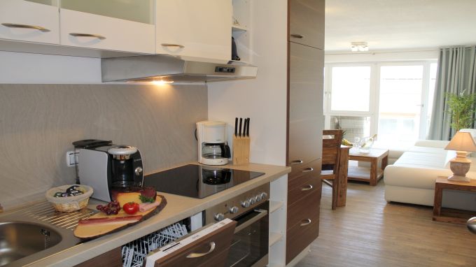 Küche mit 4 Plattenherd, Backofen, Ceranfeld