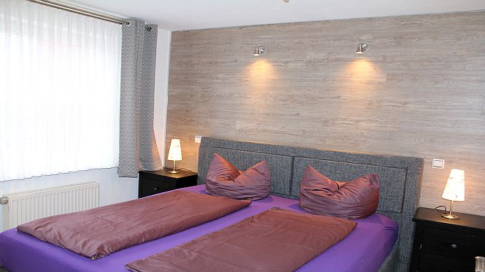 Schlafzimmer mit hochwertigem Boxspringbett