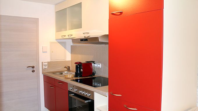 Küche mit Spülmaschine, Kühlschrank mit Gefrierfach