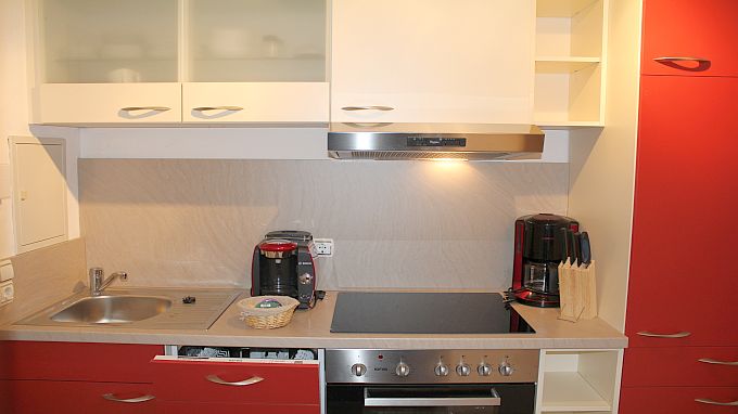 Küche mit Backofen, Herd (4 Platten-Ceranfeld)