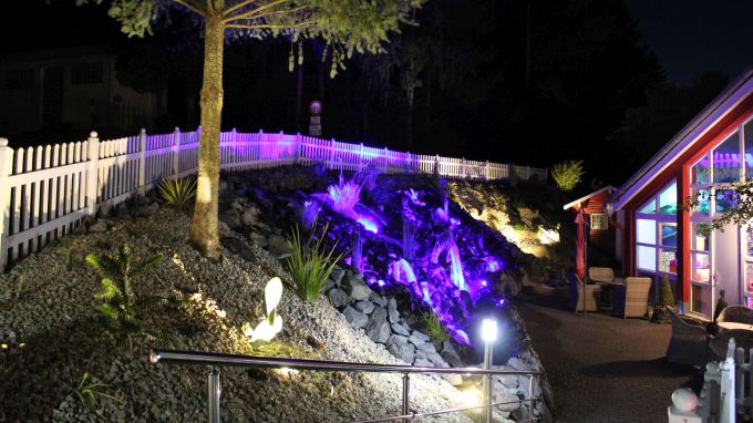 Wasserfall hinter mit romantischer Abendbeleuchtung!