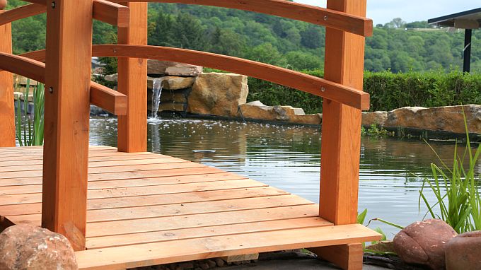 Maarberg Resort, Brücke am Teich