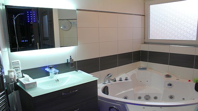 Studio Vulkanpanorama, elegantes Bad mit Whirlpool