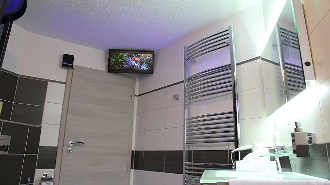 Studio Vulkanpanorama, Bad mit TV und DVD