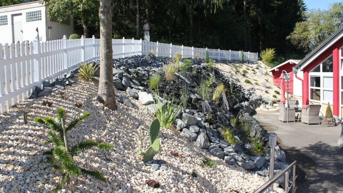 Eingang mit Wasserfall, Zierkies- u. Kakteengarten!